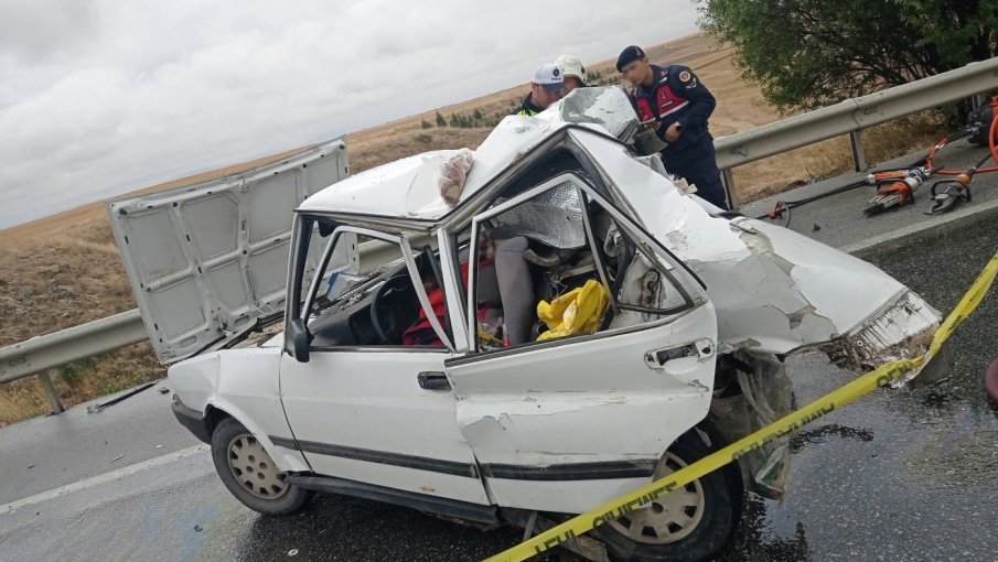 Eskişehir’de feci kaza: Tırın çarptığı otomobilde 2 kişi öldü